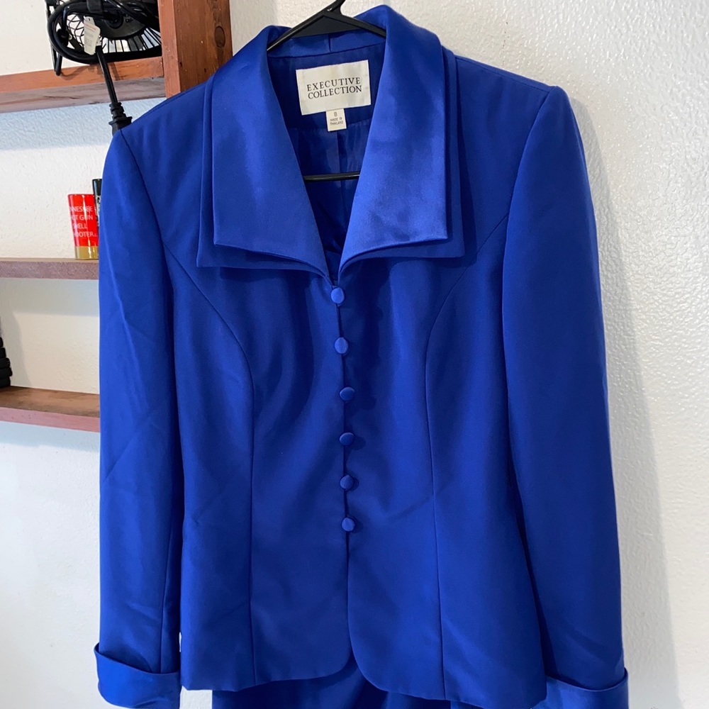 Womens suit. Executive Collection blue. Size 8. Excellent condition.
